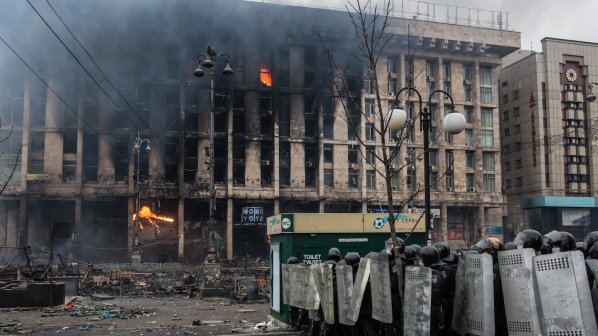 Протестиращите в Киев окупираха държавната телевизия! Армията получи разрешение да използва оръжие (