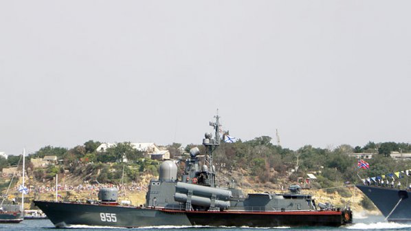 Руски ракетен катер блокира украински военни кораби (обновена)