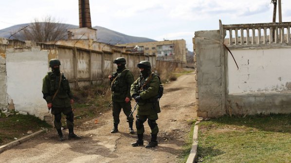Маскирани и въоръжени обискираха екип на БНТ в Крим