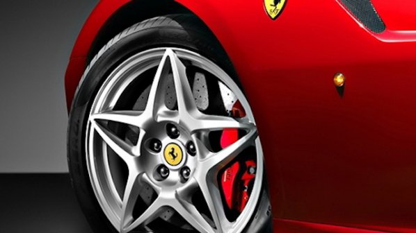 Ferrari се съди с 21-годишен за контрола над Facebook страница