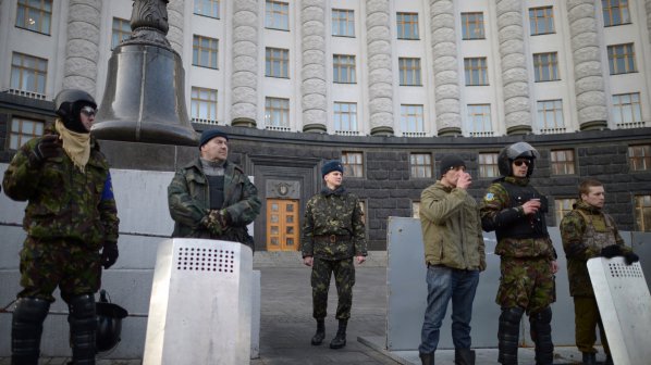Украинските екстремисти от &quot;Десен сектор&quot; напуснаха завзет хотел (видео)