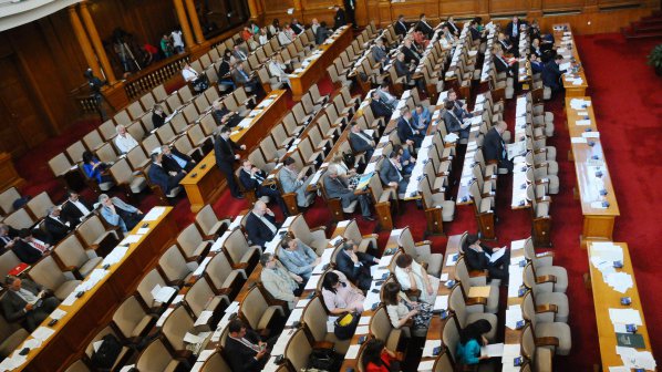 Парламентът заседава извънредно