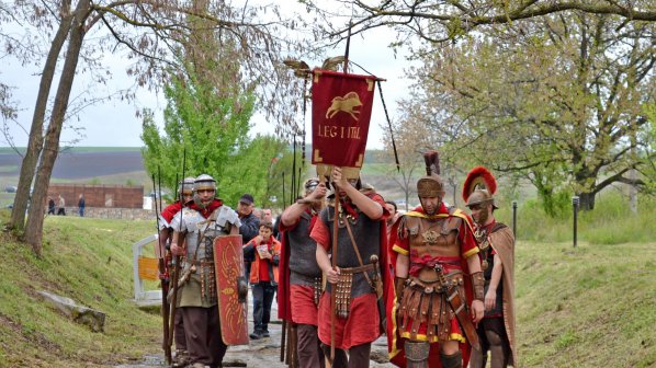 Воини в римски доспехи показаха бойни изкуства отпреди 2000 г. (снимки)