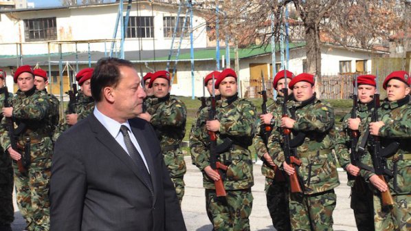 Правителството ще приема нови правила за заемане на висши военни длъжности