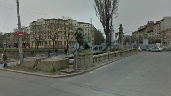 Бавят ремонта на Лъвов мост
