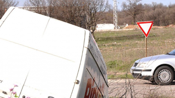 Бивш футболен съдия е собственик на микробуса, катастрофирал край Сливо поле