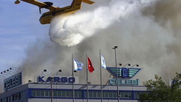 Пътник опита да отвлече самолет и да го приземи в Истанбул