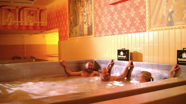 Край Мюнхен се къпят в басейни с бира