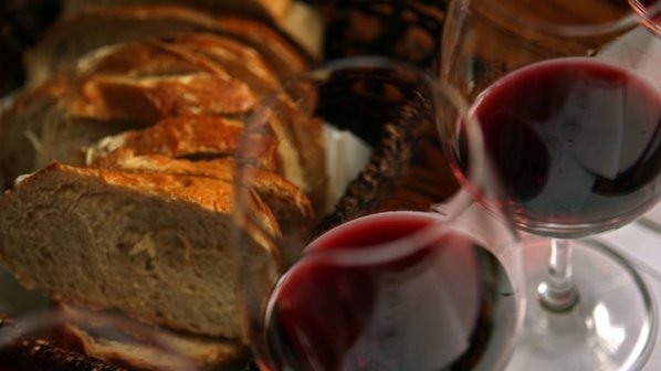 Червеното вино предпазва зъбите от кариеси