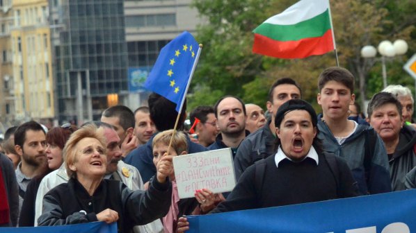 Протестиращи отново обсадиха Министерски съвет