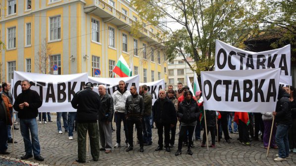 Земеделски производители и животновъди блокират Е-79 в 12:00