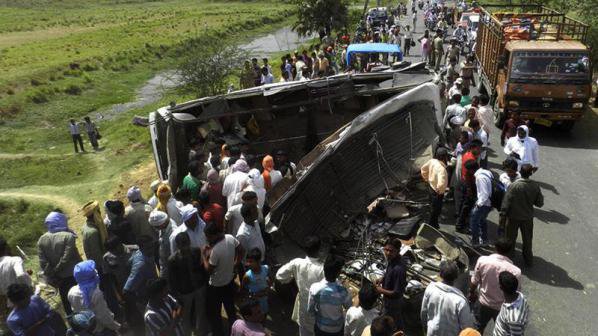 Катастрофа между автобус и камион отне живота на 12 души в Индия
