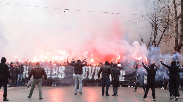 Ултраси обругаха табели и пътни знаци в Троян