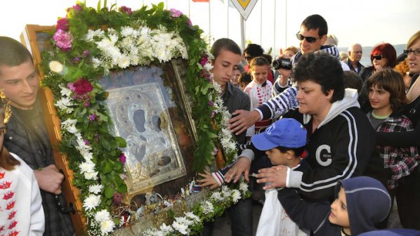 Гърци съсипали чудотворната ни икона и намалили силата й