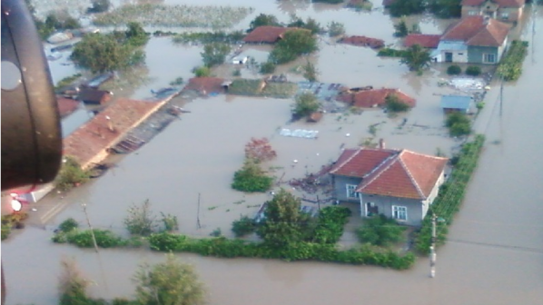 Снимки от въздуха показват водния ад в Мизия