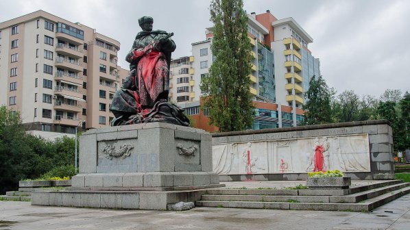 Русия: Възмутени сме от гаврата с наш паметник в София