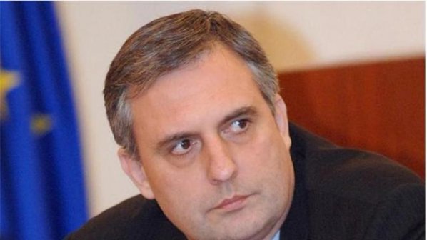 Калфин: Mинистърът на отбраната обяви, че България е във война и това е скандал