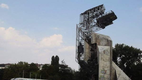 Войнишки пантеон вместо опасния паметник пред НДК