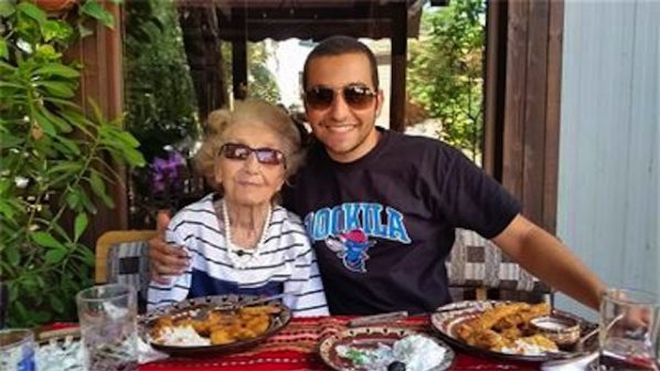 Бабата на Рафи стана на 93 (снимка)