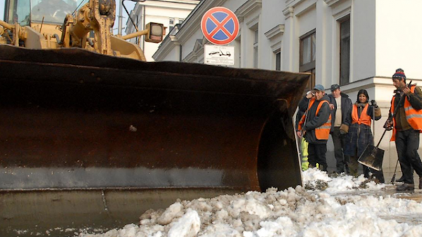 Трактор за 50 000 лева чисти русенски квартал от сняг