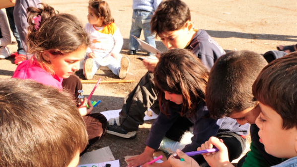 ДАБ съдейства за записването на деца-бежанци в училища