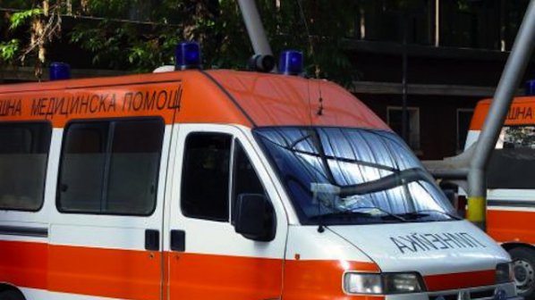 Лек автомобил и линейка катастрофираха в столицата