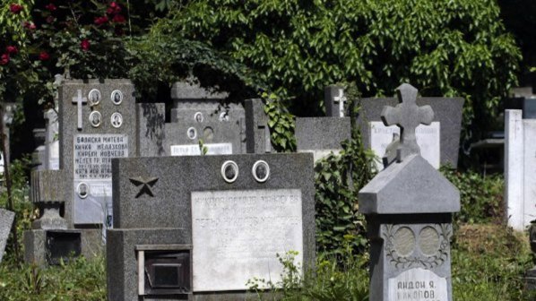Нелеп надпис кара покойници да чистят гробовете си