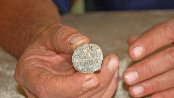 Откриха рядък медальон при разкопки край Харманли (снимки)