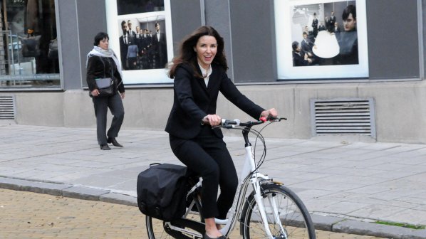 Министър Илияна Цанова с колело на работа (снимки)