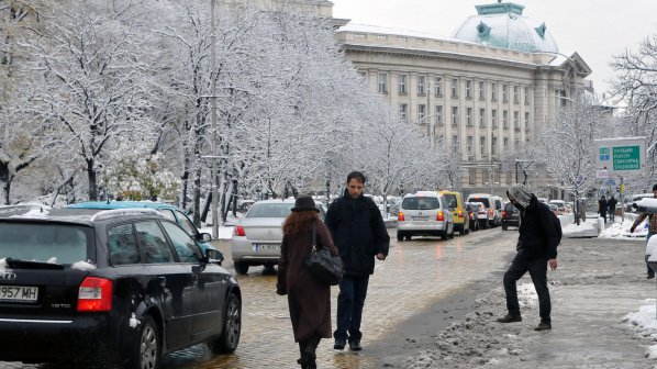 Чистят първия сняг в София