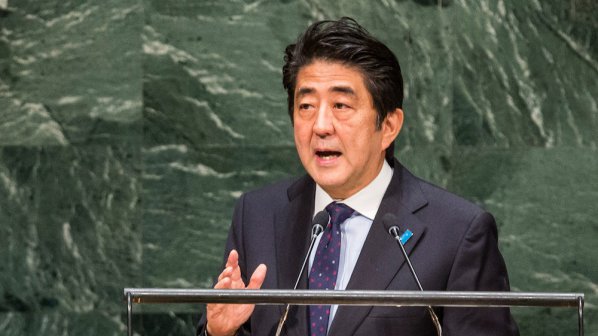 Двоен женски удар по японския премиер