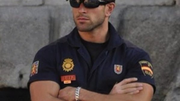Снимката на мускулест полицай направи фурор в Испания
