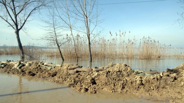 Нова дига спасява Гълъбово