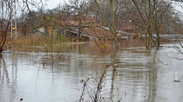 1000 декара земеделски земи в Белозем плуват под вода