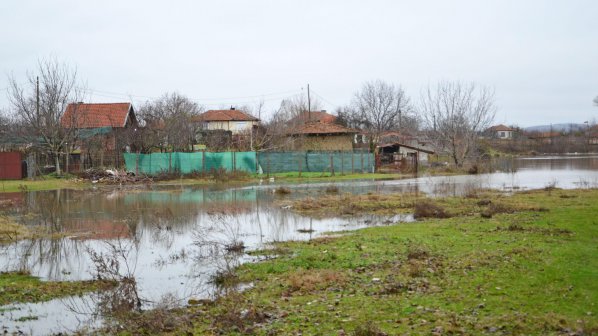 Евакуираха 200 жители на село Нова махала заради наводнение