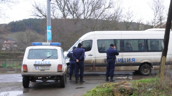 Пострадалите край Горно Ябълково полицаи остават в болница