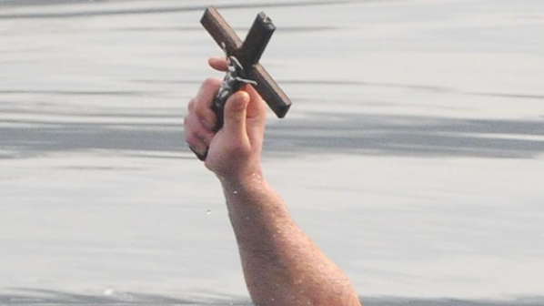 Врачанин извади кръста от морето край Варна
