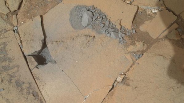 Curiosity изследва кратер на Марс