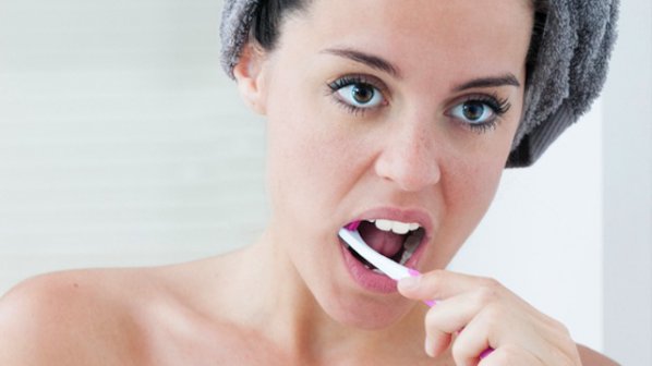 Жена получава оргазъм, докато си мие зъбите