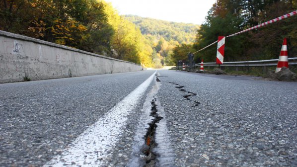 Запълват със специална смес дупките в столицата