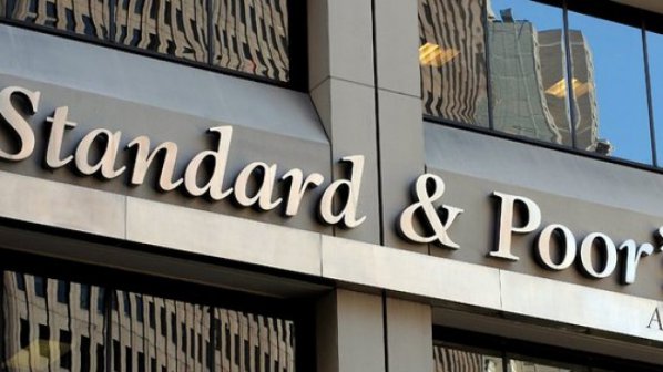 S&amp;P постави кредитния рейтинг на Гърция под наблюдение