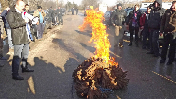 Производители палят бали с тютюн в знак на протест (снимки)