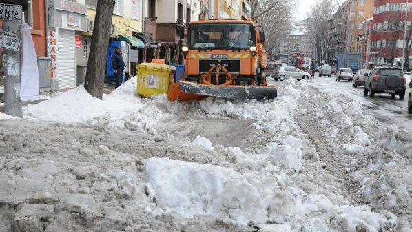 Обработват улиците в София със смеси срещу заледяване