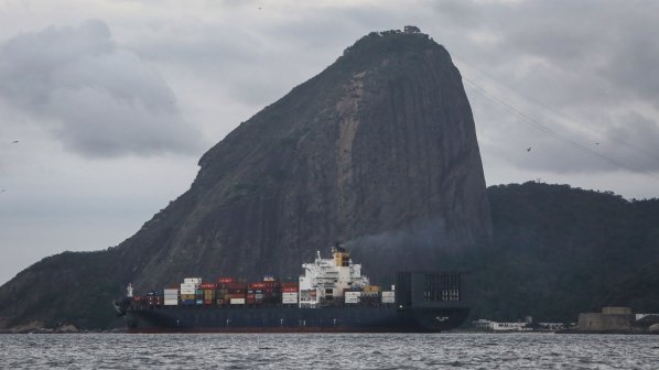 Товарен кораб под кипърски флаг се блъсна в скала край гръцки остров