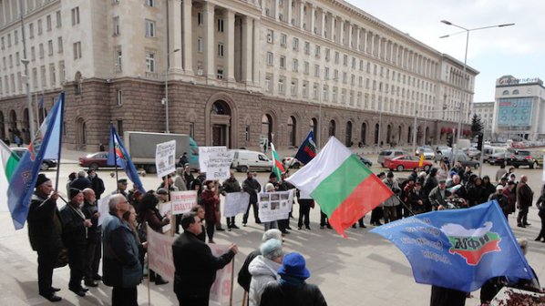 Жителите на Баня протестираха пред МС, заедно с ПФ и ВМРО (видео)