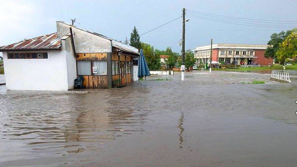 Десетки села в Сливенско са наводнени