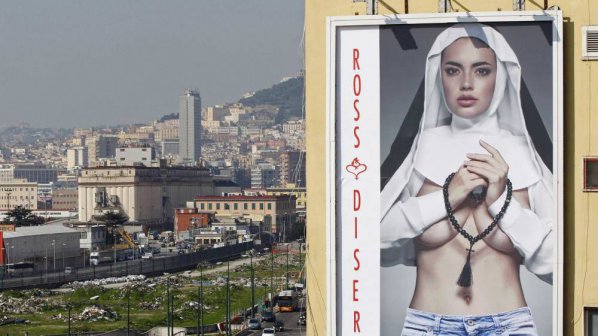Милано на бунт срещи гола монахиня