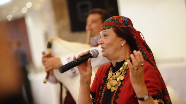 Валя Балканска пее в софийски подлез