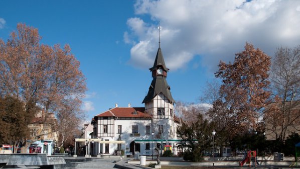 Само с кметска заплата не се живее в лукс, негодуват пазарджиклии