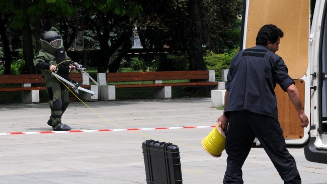 Сапьори взривиха забравена чанта на улица до общината във Варна (обновена)